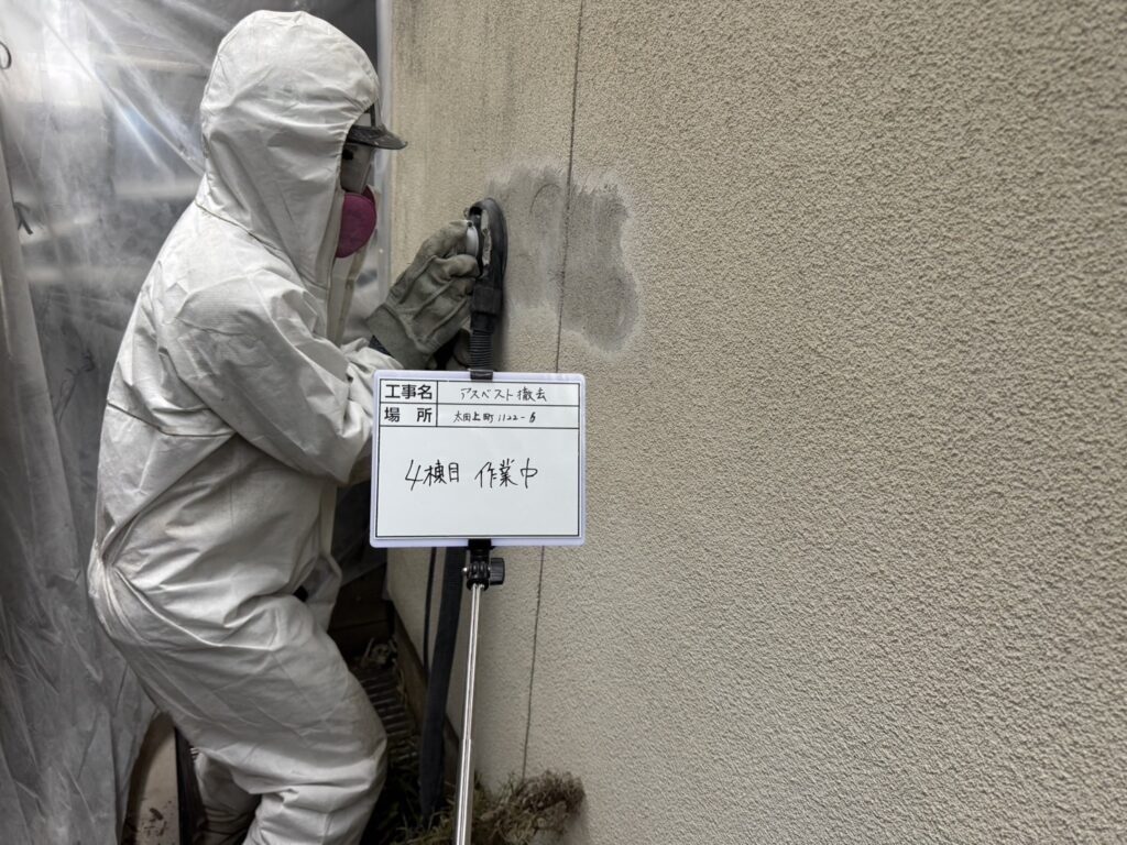 解体工事のクラウドです。アスベストレベル3除去作業